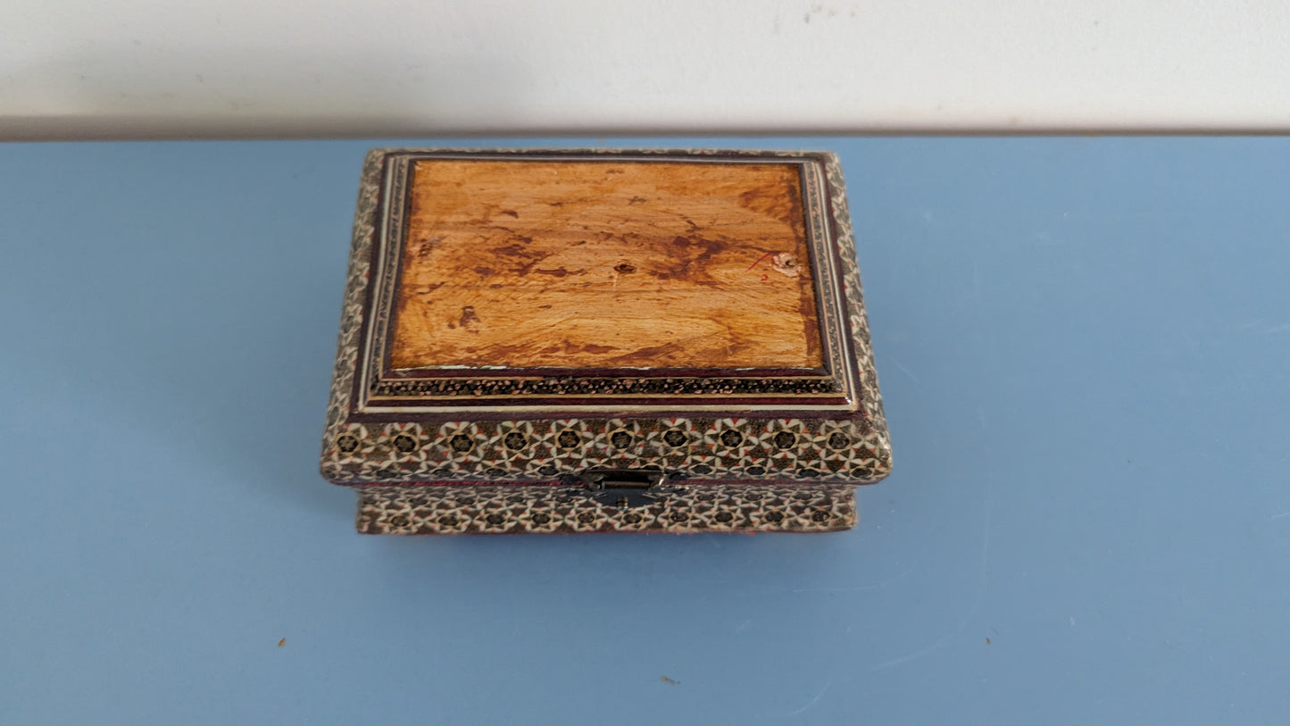 Vanha Persialaistyylinen Korurasia / Puurasia (Sisällä Kangaspäällyste)