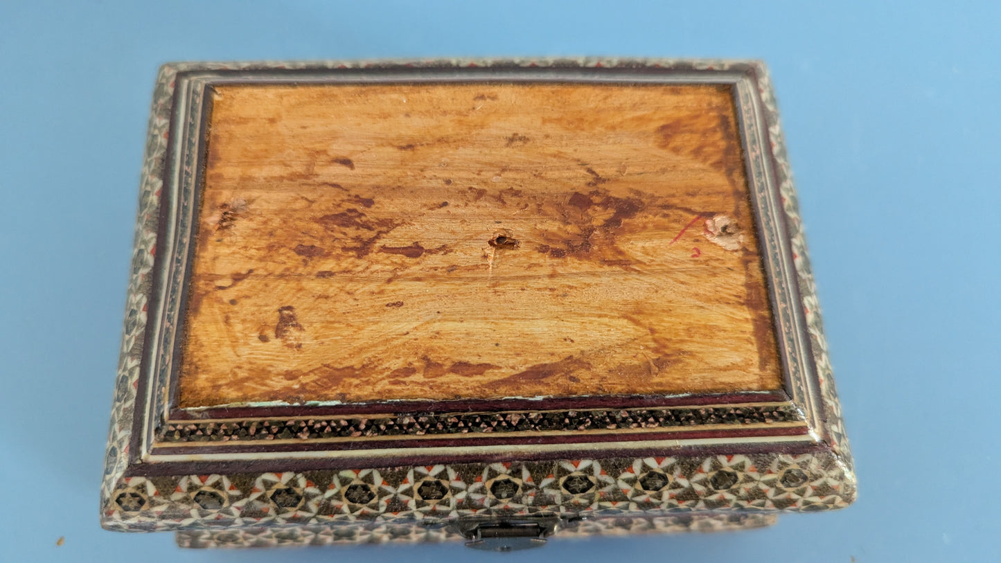 Vanha Persialaistyylinen Korurasia / Puurasia (Sisällä Kangaspäällyste)