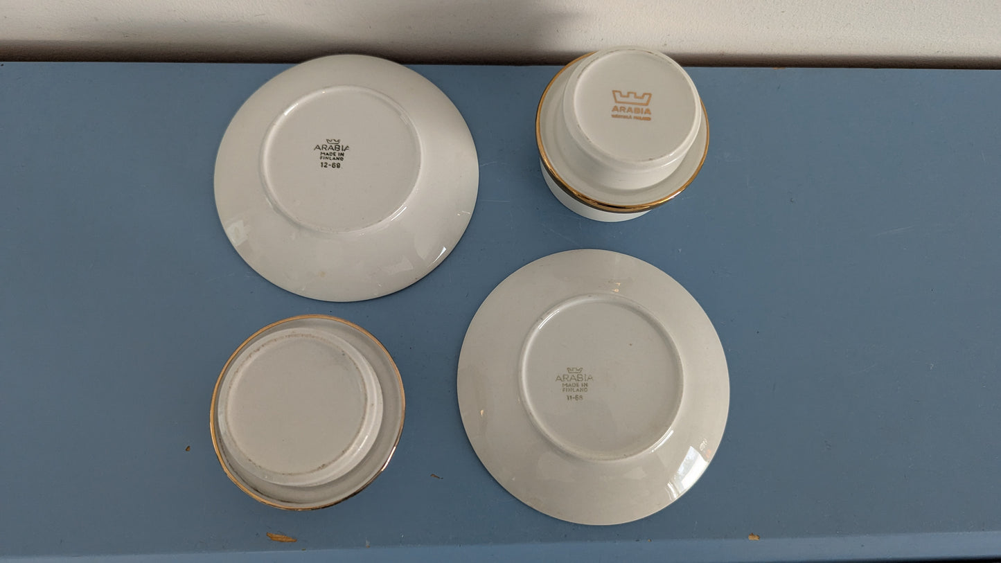 Arabia Kultavanne Mokka-astiasto Kahdelle Hengelle (4-osaa, 1966-1972, Göran Bäck)