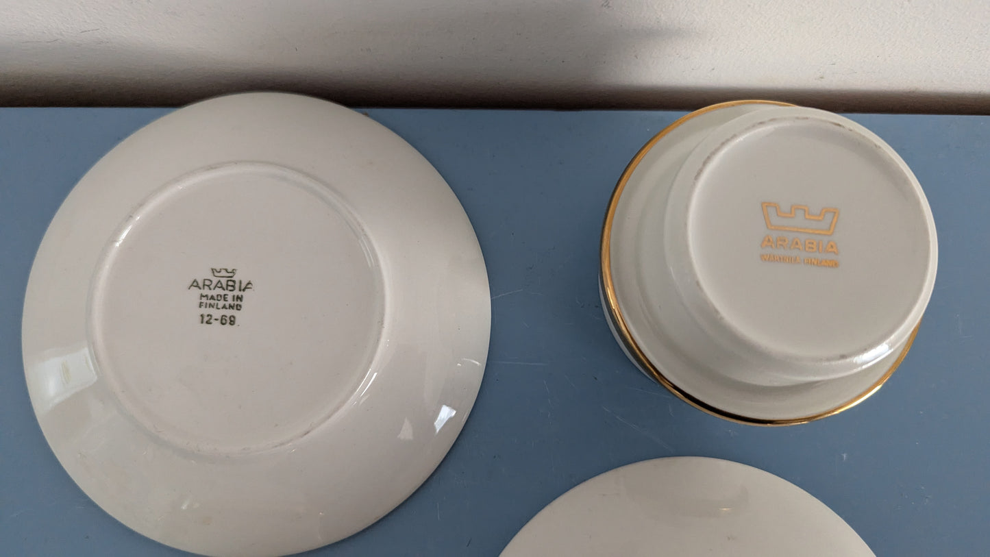 Arabia Kultavanne Mokka-astiasto Kahdelle Hengelle (4-osaa, 1966-1972, Göran Bäck)