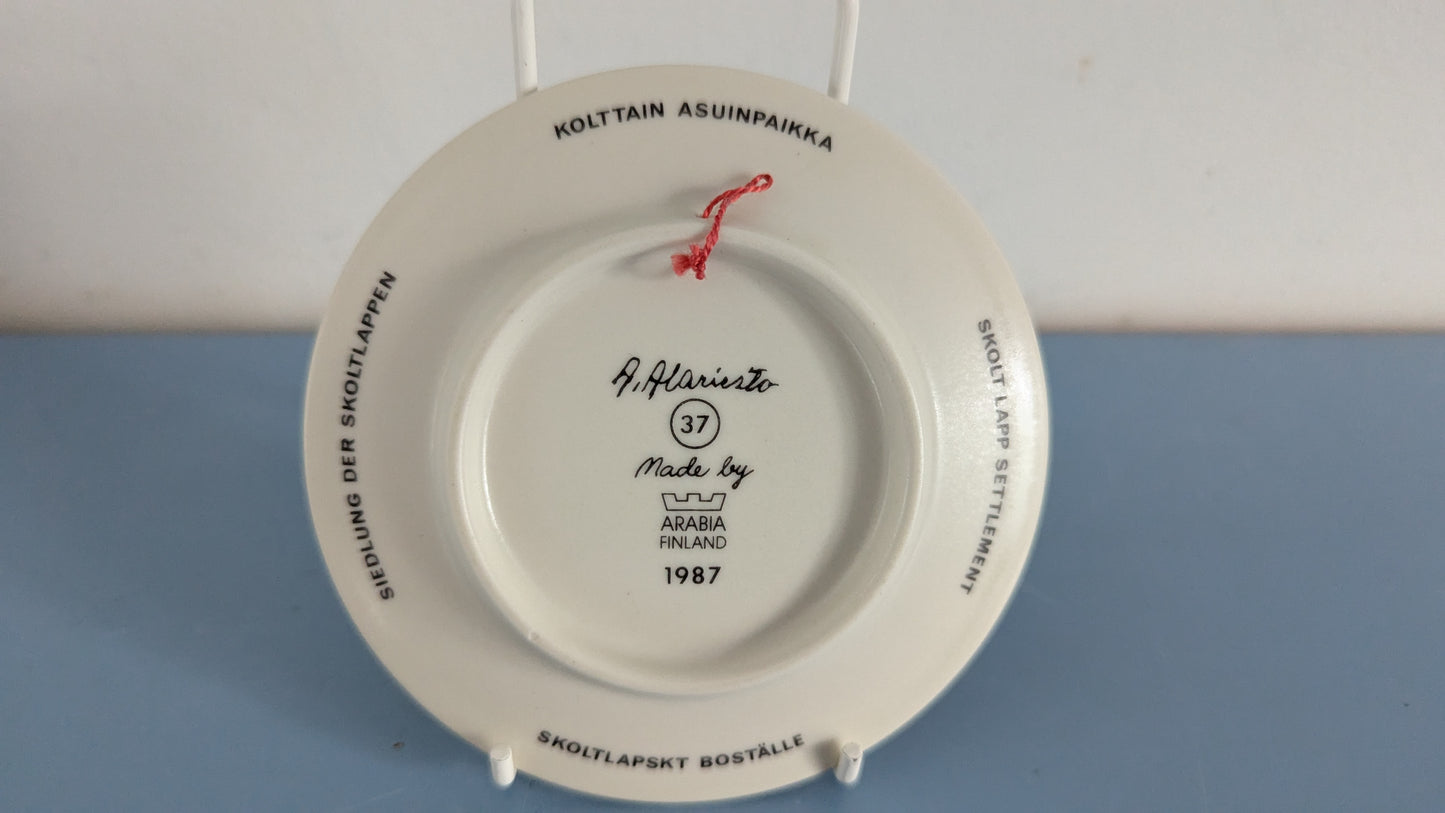 Arabia - Kolttain Asuinpaikka Seinälautanen (1987, Andreas Alariesto)