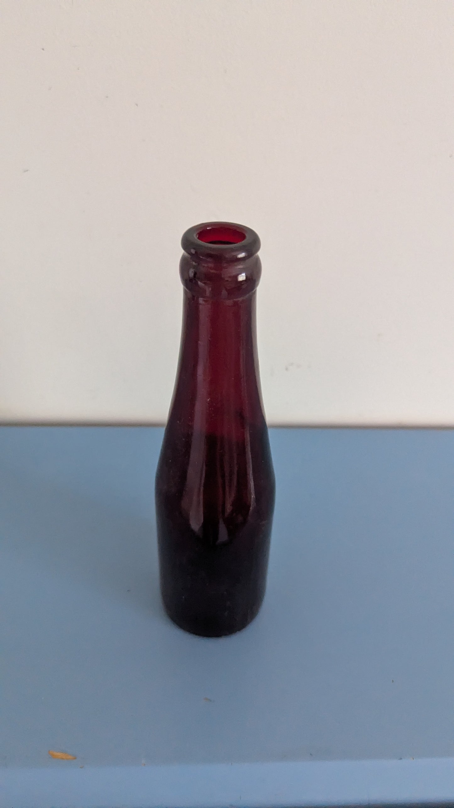 Anchor Hocking - Royal Ruby Olutpullo / Schlitz-pullo (1949–1963. 21cl)