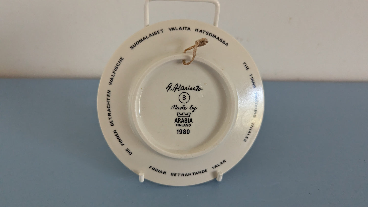 Arabia - Suomalaiset Valaita Katsomassa Seinälautanen (Andreas Alariesto)