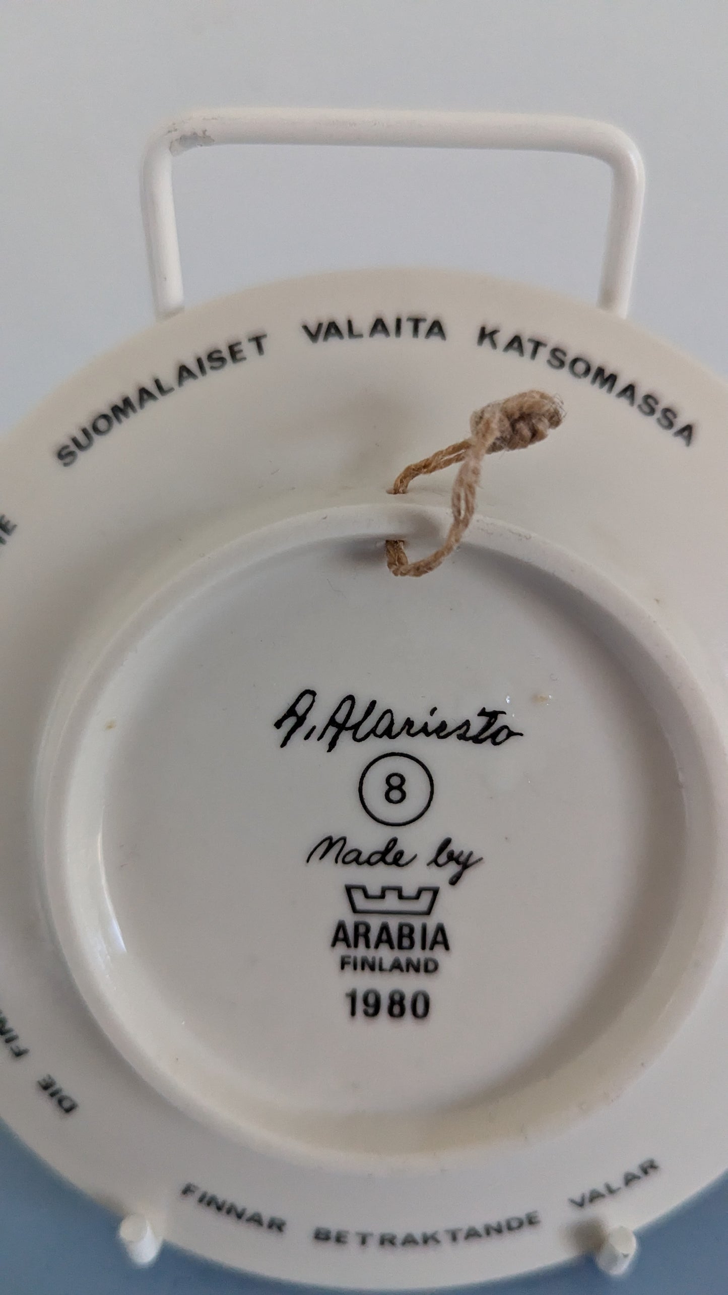 Arabia - Suomalaiset Valaita Katsomassa Seinälautanen (Andreas Alariesto)