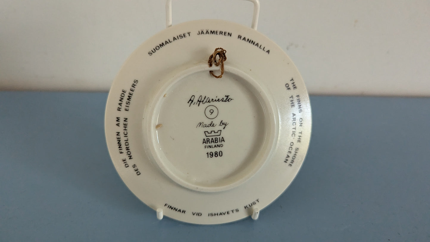 Arabia Suomalaiset Jäämeren Rannalla Seinälautanen (Andreas Alariesto)