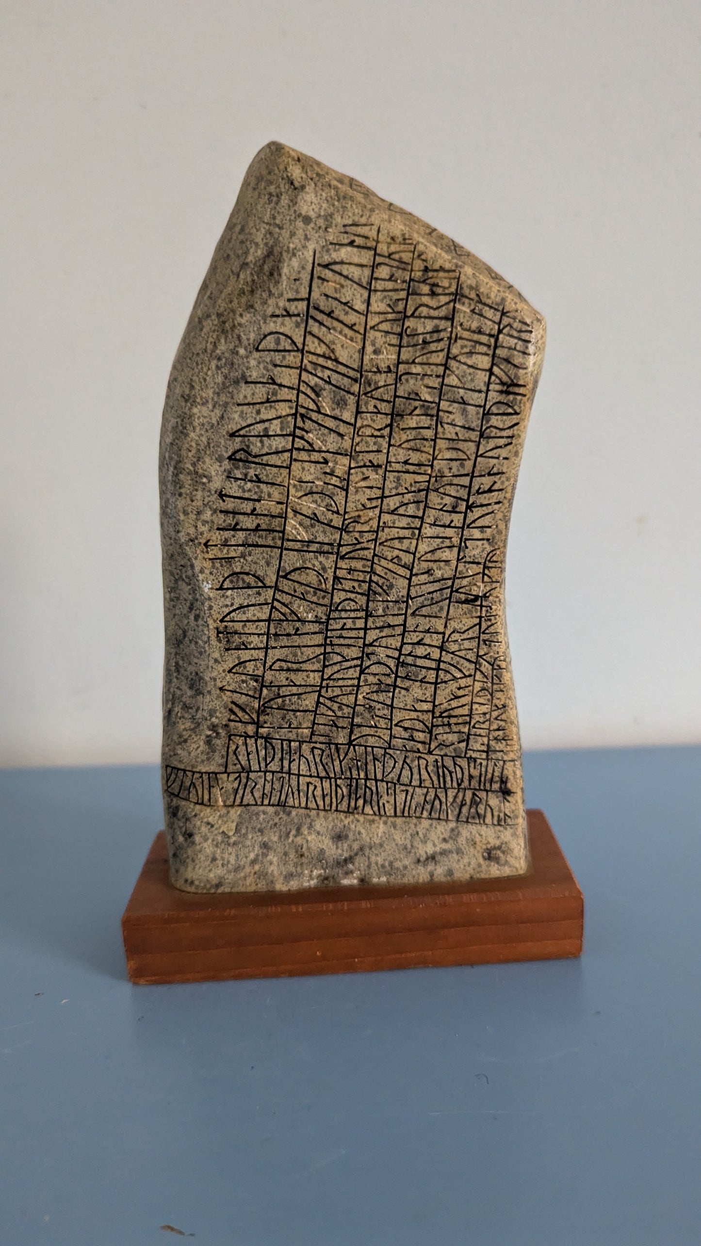 Jan Ehn - Rökin Kivi / Rökstenen Patsas