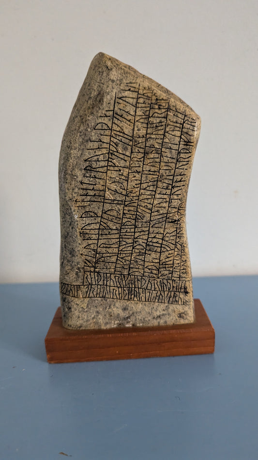 Jan Ehn - Rökin Kivi / Rökstenen Patsas