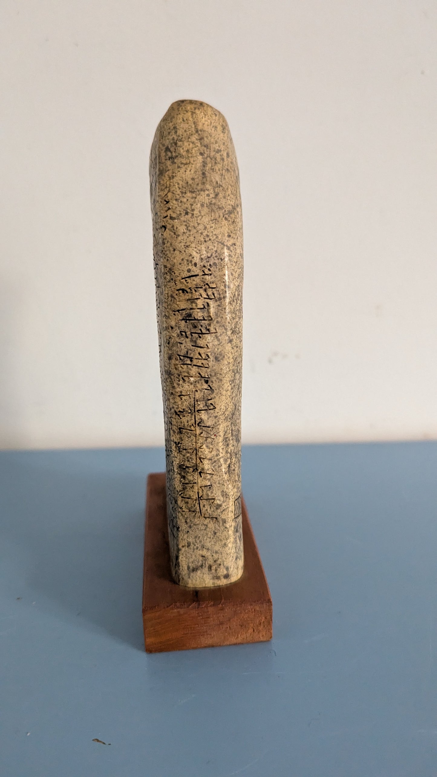 Jan Ehn - Rökin Kivi / Rökstenen Patsas