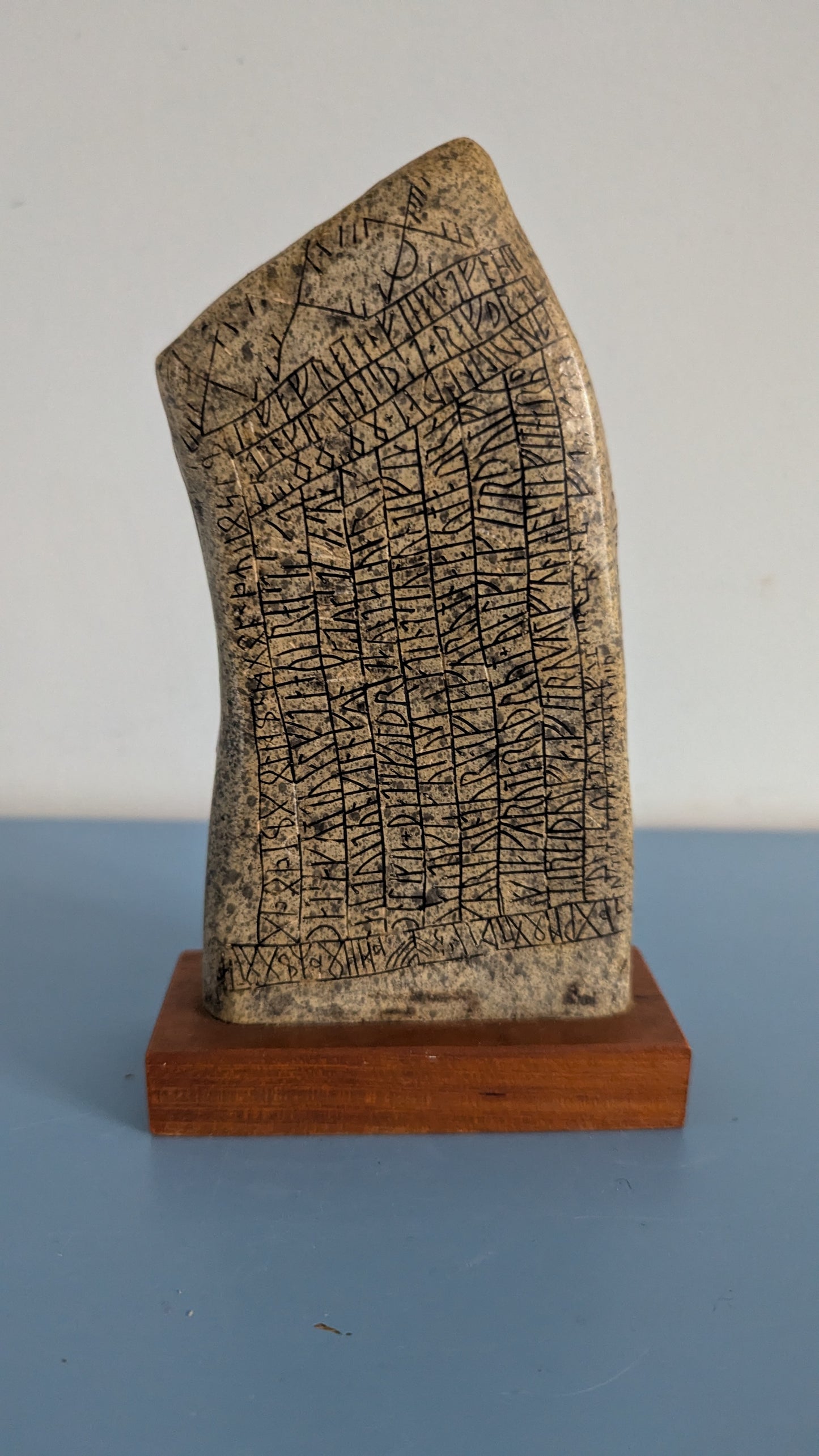 Jan Ehn - Rökin Kivi / Rökstenen Patsas