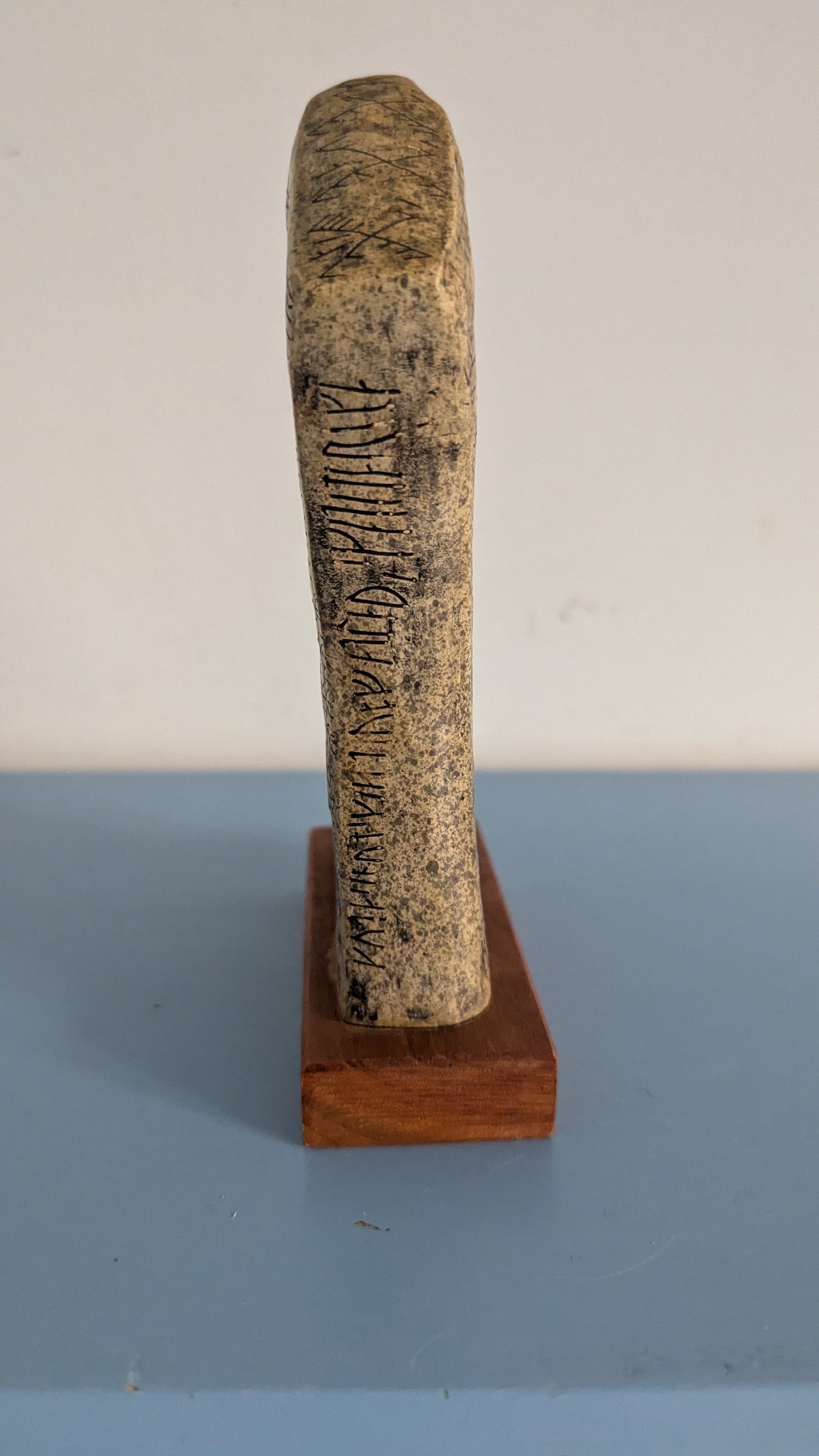 Jan Ehn - Rökin Kivi / Rökstenen Patsas