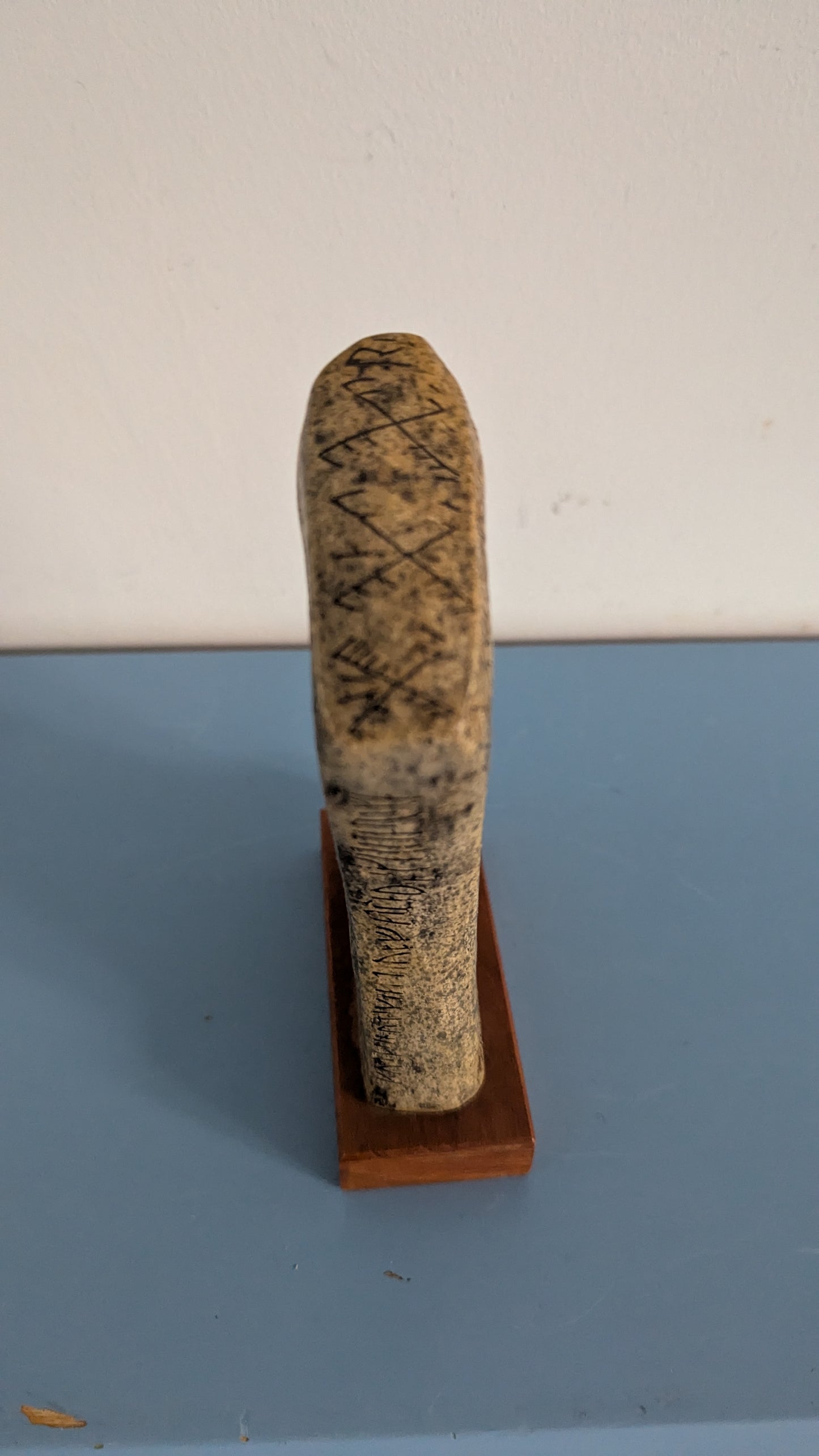 Jan Ehn - Rökin Kivi / Rökstenen Patsas