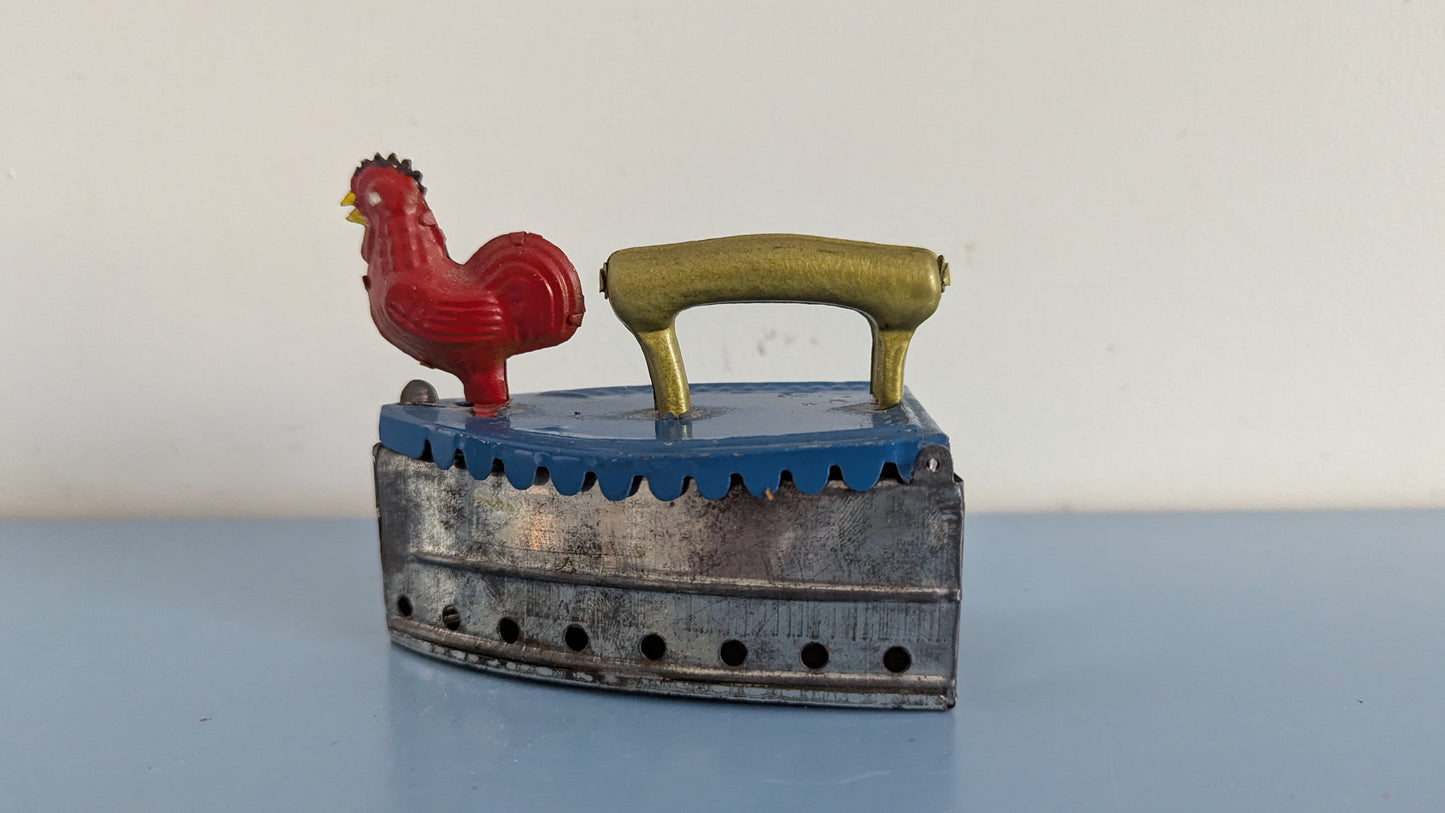 Vanha Peltinen Lasten Hiilikäyttöinen Silitysrauta