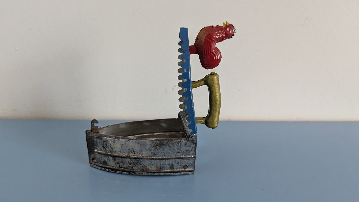 Vanha Peltinen Lasten Hiilikäyttöinen Silitysrauta