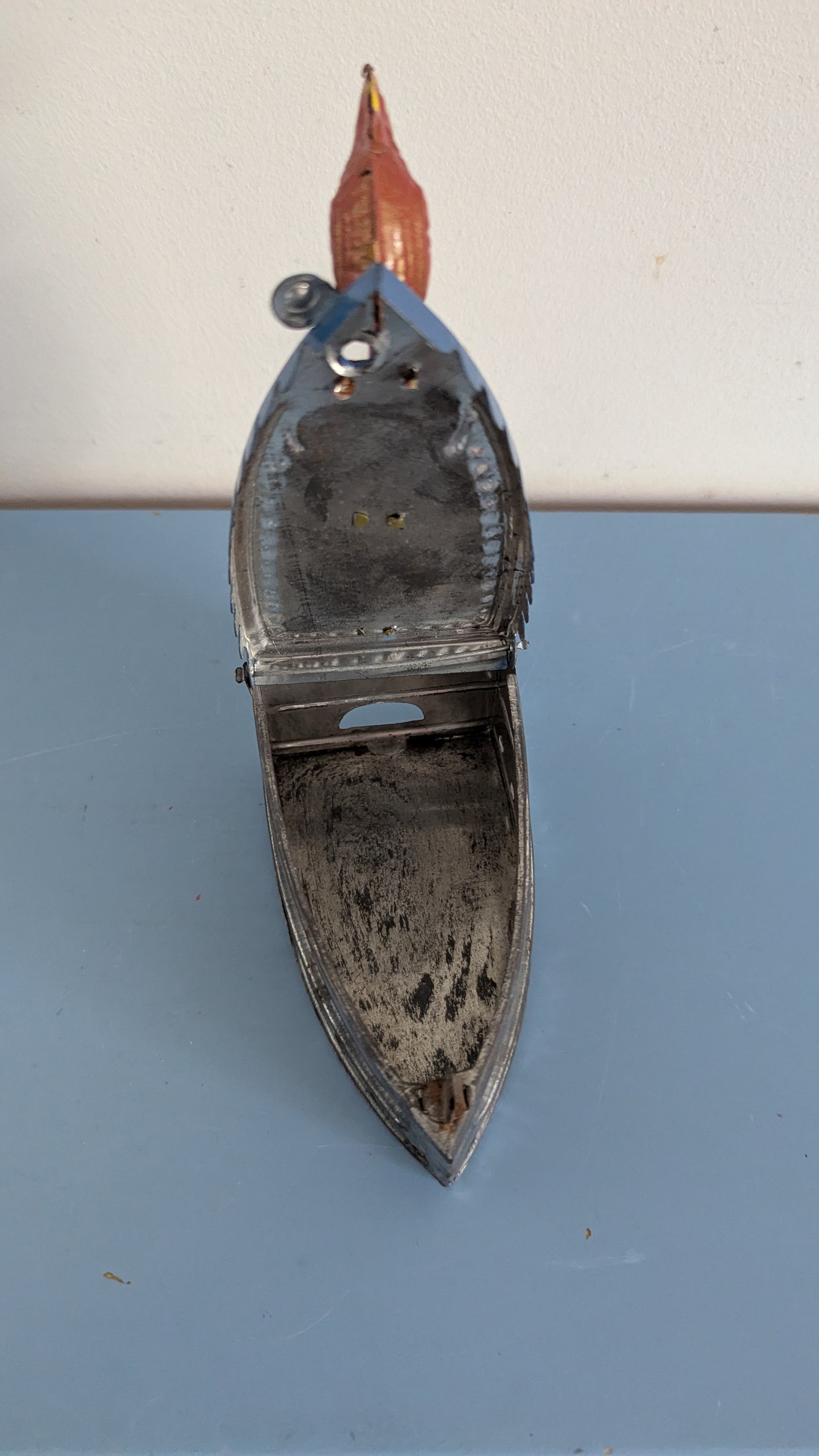 Vanha Peltinen Lasten Hiilikäyttöinen Silitysrauta