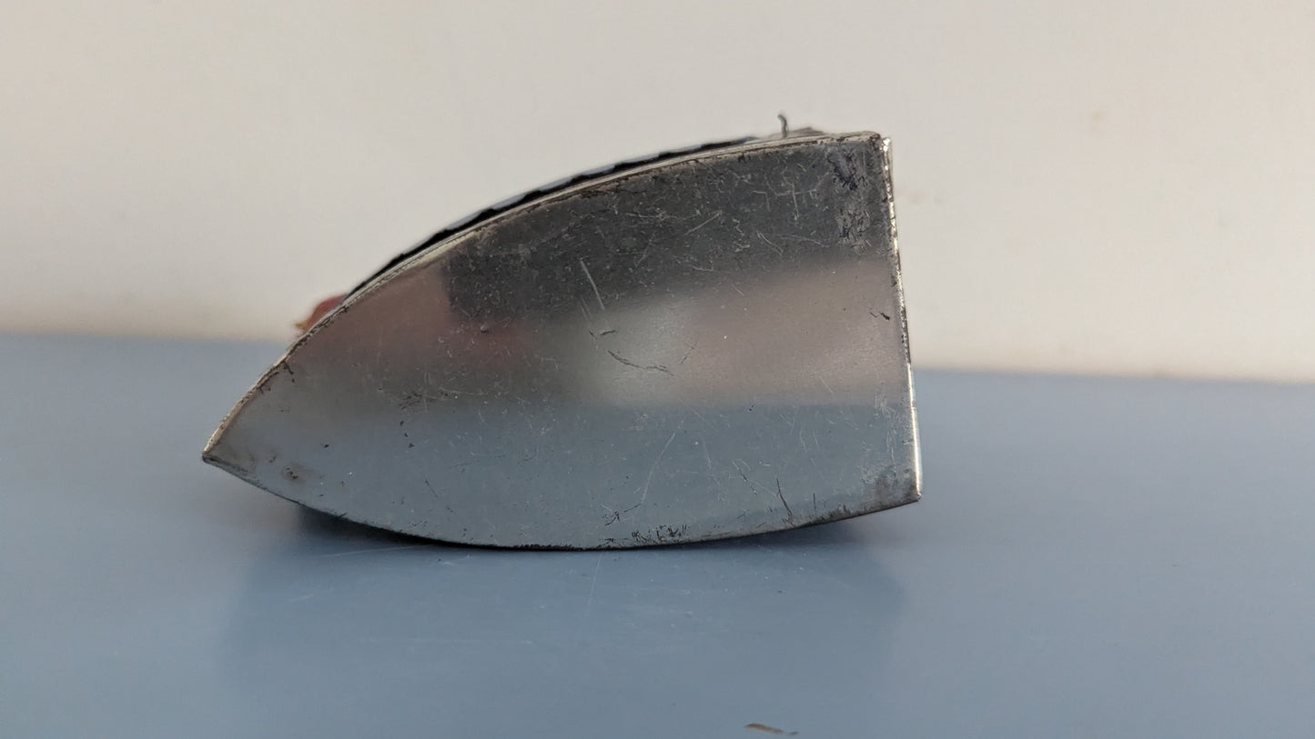 Vanha Peltinen Lasten Hiilikäyttöinen Silitysrauta