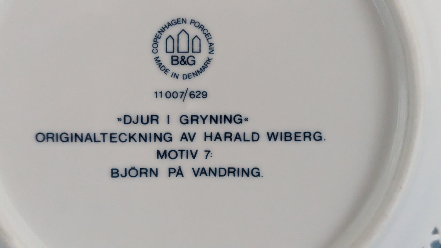 Bing & Grondahl Eläimiä Aamunkoitteessa - Karhu Vaelluksella Seinälautanen