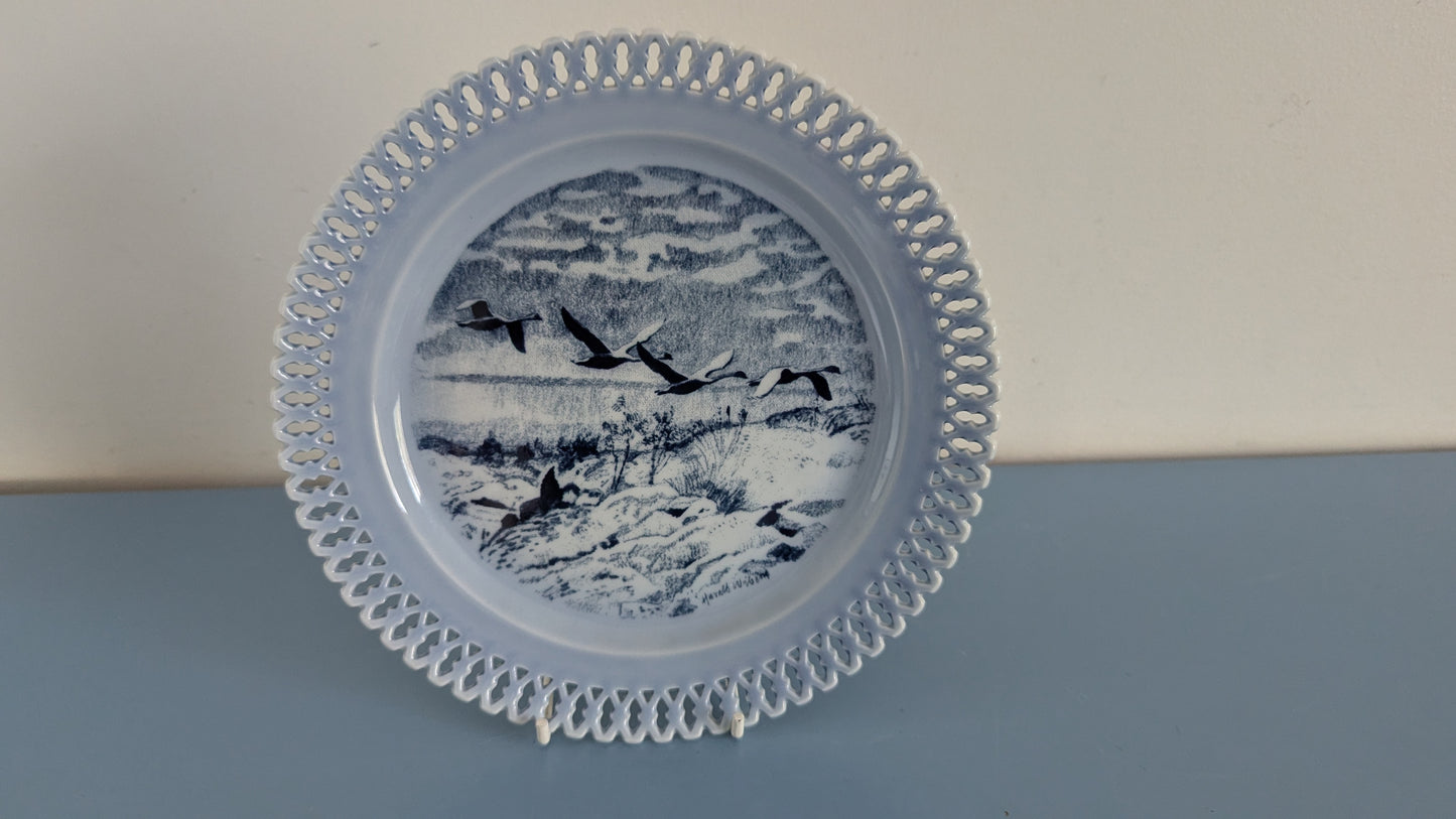 Bing & Grondahl Eläimiä Aamunkoitteessa - Joutsenia Luodon Yllä Seinälautanen