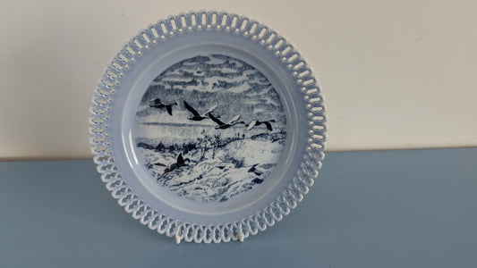 Bing & Grondahl Eläimiä Aamunkoitteessa - Joutsenia Luodon Yllä Seinälautanen