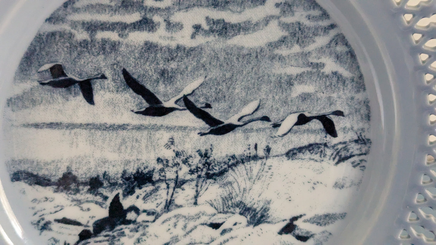 Bing & Grondahl Eläimiä Aamunkoitteessa - Joutsenia Luodon Yllä Seinälautanen