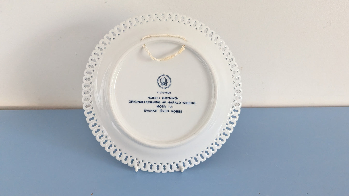 Bing & Grondahl Eläimiä Aamunkoitteessa - Joutsenia Luodon Yllä Seinälautanen