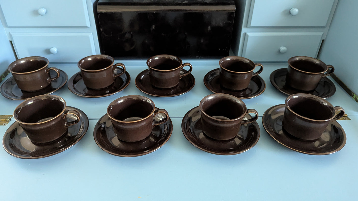 Arabia HD-Mallin Kahviastiasto Yhdeksälle Hengelle (18-Osaa, 1971-1975)