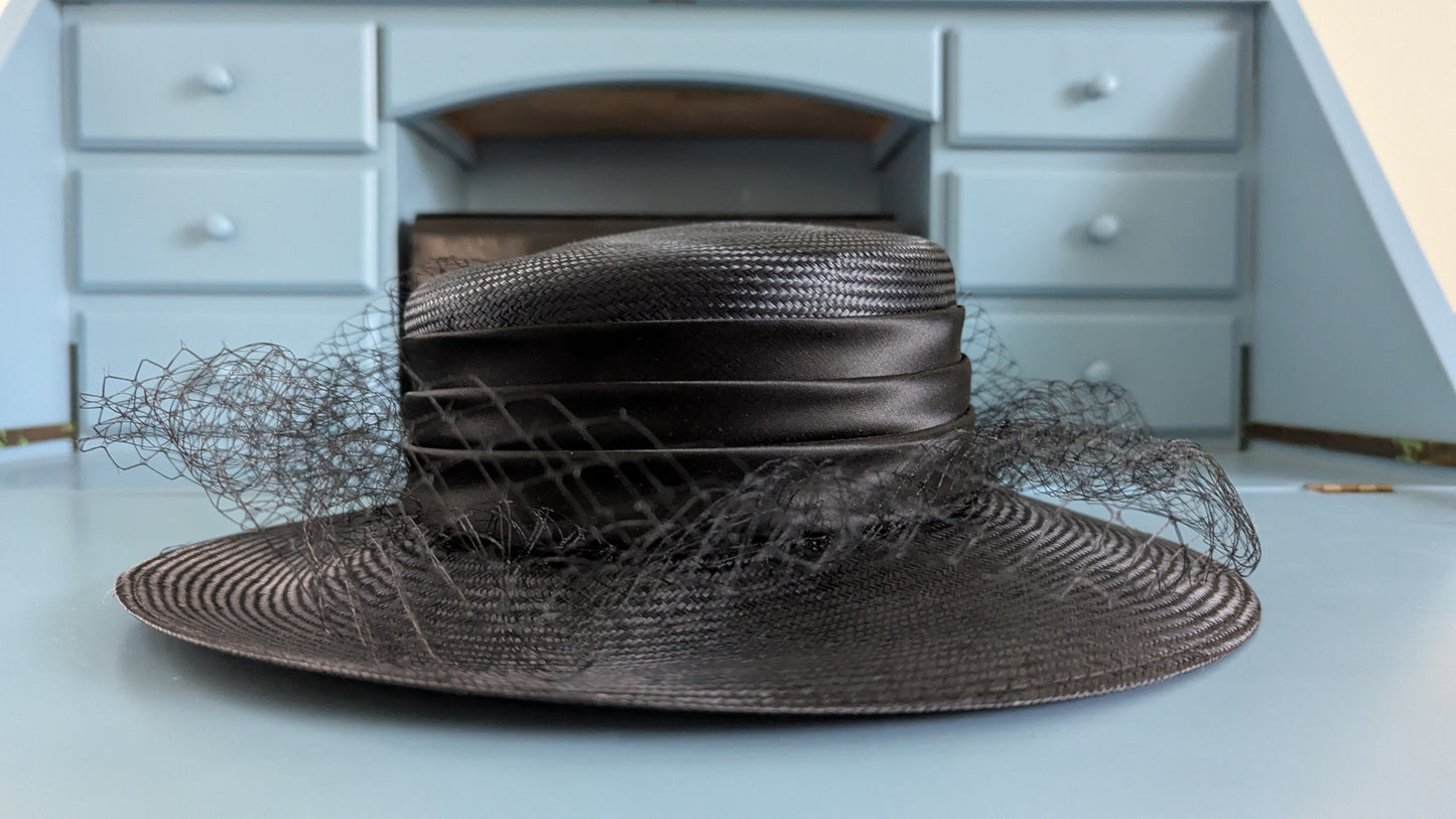 Naisten Englantilainen Rusetilla Koristeltu Hattu (Made in England, 100% Straw)