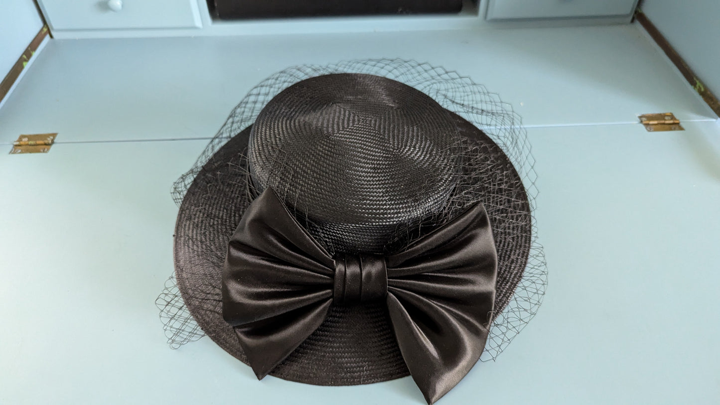 Naisten Englantilainen Rusetilla Koristeltu Hattu (Made in England, 100% Straw)