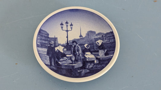 Royal Copenhagen Gammel Strandin Kalatori - 2010 Sarjan Seinälautanen (Nro. 45)