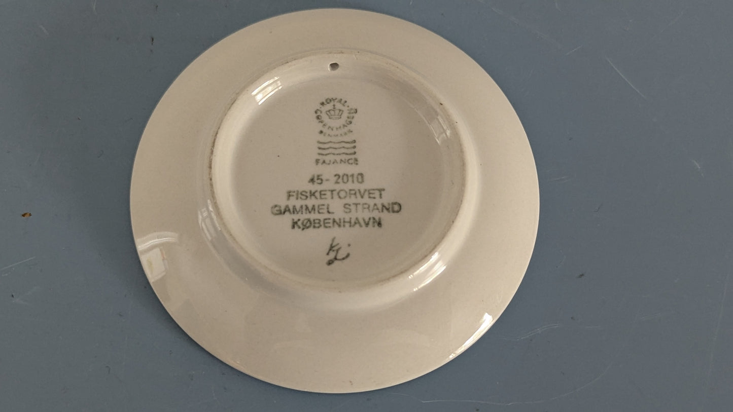 Royal Copenhagen Gammel Strandin Kalatori - 2010 Sarjan Seinälautanen (Nro. 45)