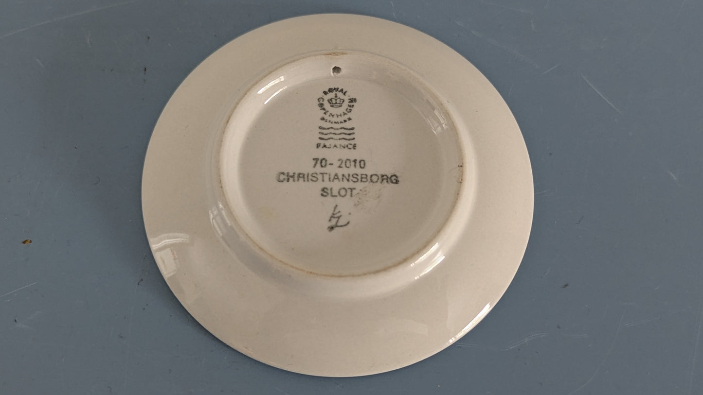 Royal Copenhagen Christiansborgin Linna - 2010 Sarjan Seinälautanen (Nro. 70)