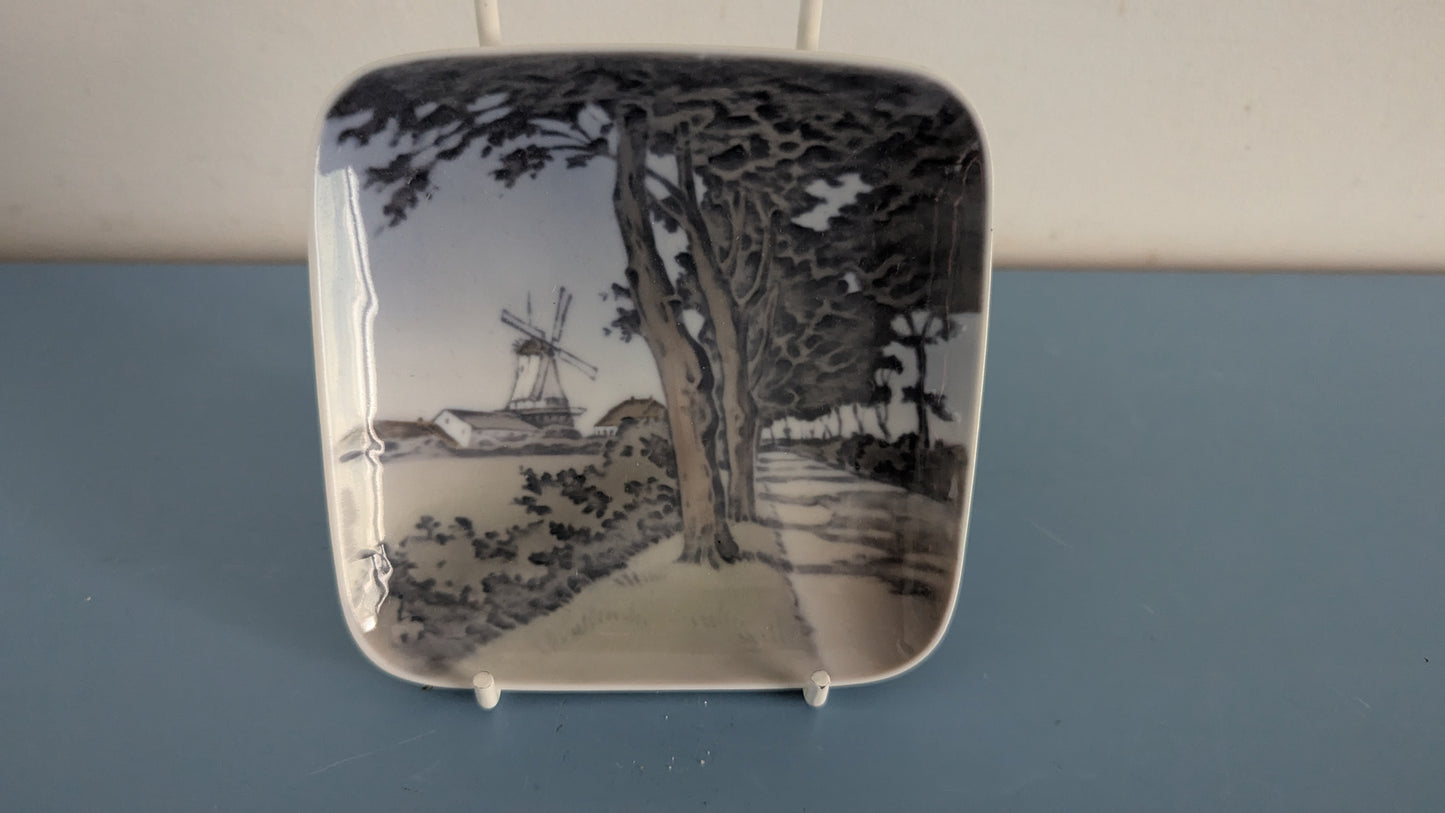 Royal Copenhagen - Dybbolin Tuulimylly Tuhka-astia / Seinälautanen (1962)