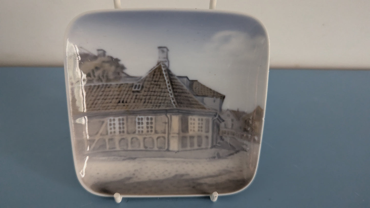 Royal Copenhagen H. C. Andersenin Syntymäkoti Tuhka-astia / Seinälautanen (1961)