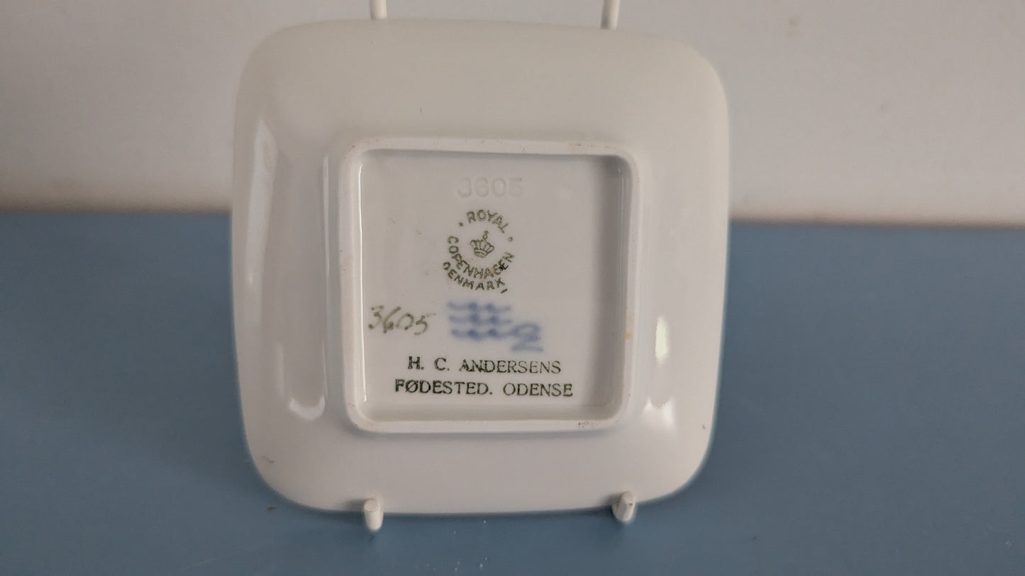 Royal Copenhagen H. C. Andersenin Syntymäkoti Tuhka-astia / Seinälautanen (1961)