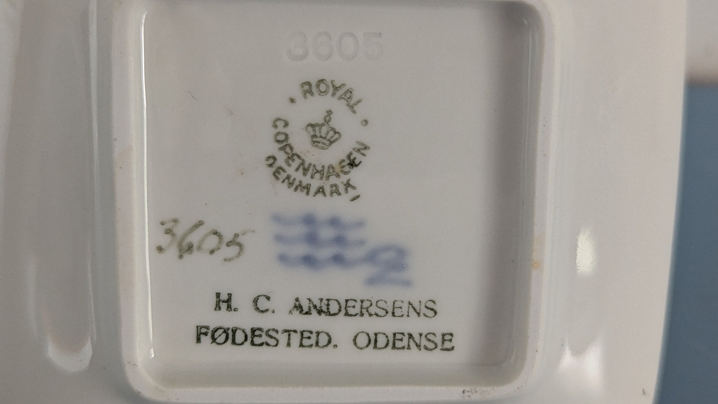 Royal Copenhagen H. C. Andersenin Syntymäkoti Tuhka-astia / Seinälautanen (1961)