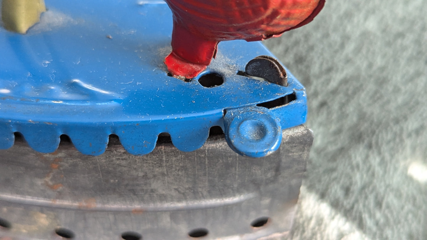 Vanha Peltinen Lasten Hiilikäyttöinen Silitysrauta