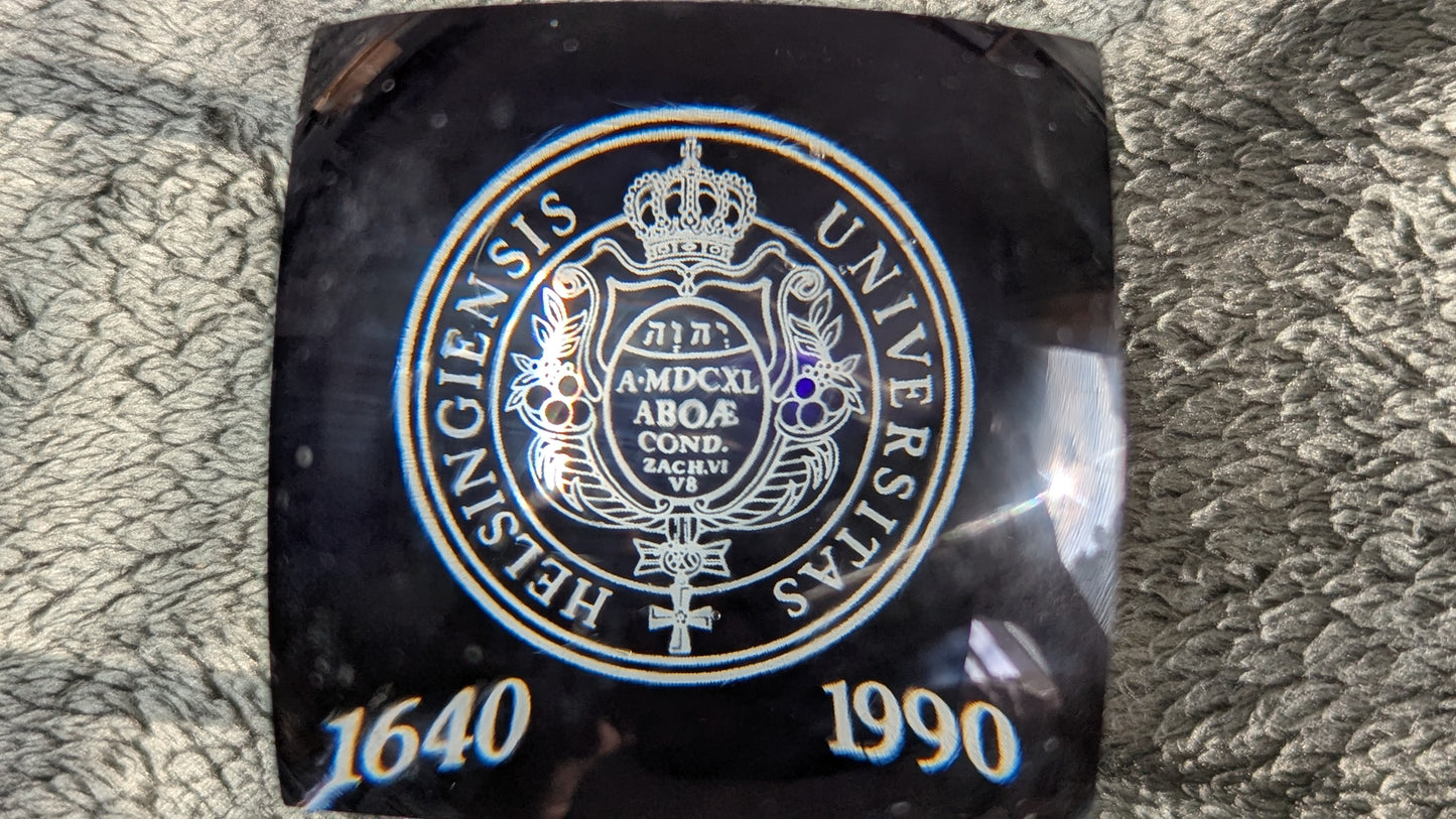 Iittala - Helsingin Yliopisto 350-Vuotta Paperipaino (1990, Sign. Valto Kokko)