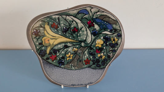 Arabia Lilja Seinälaatta (1990, Heljä Liukko-Sundström)