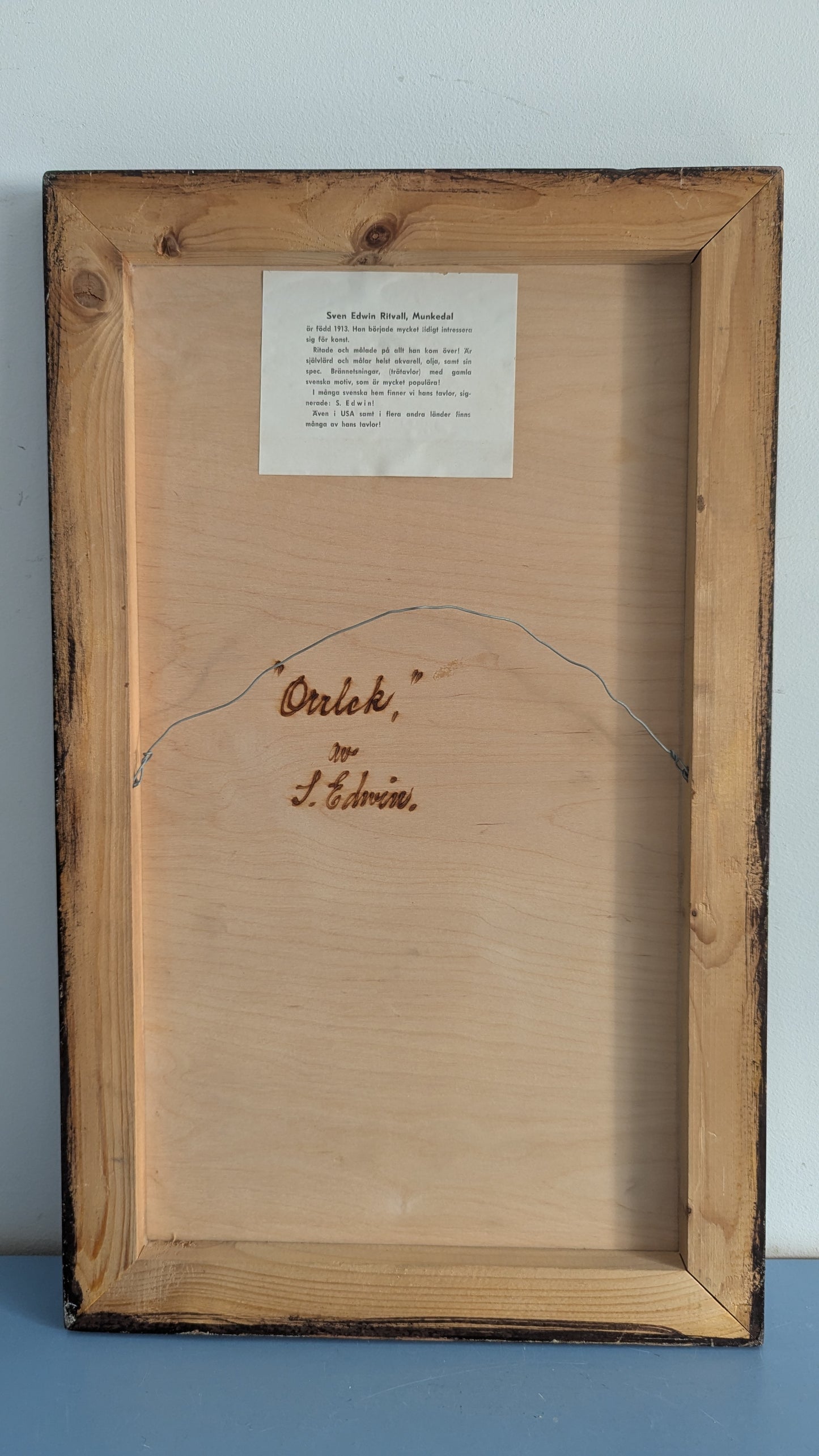 Sven Edwin Ritvall - Orrlek (Signeerattu, Puulle Tehty Pyrografia / Akvarelli)