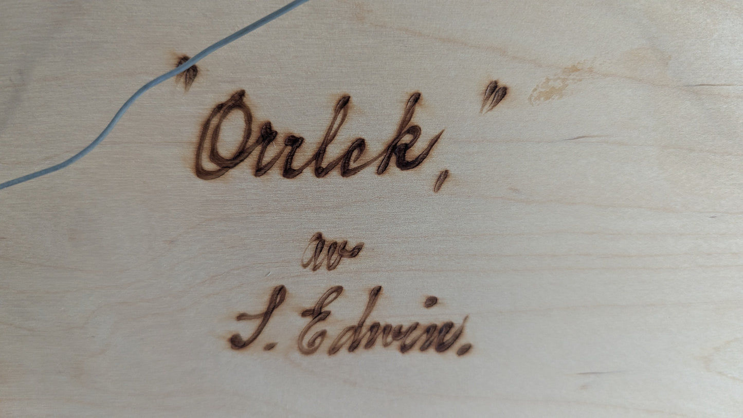 Sven Edwin Ritvall - Orrlek (Signeerattu, Puulle Tehty Pyrografia / Akvarelli)