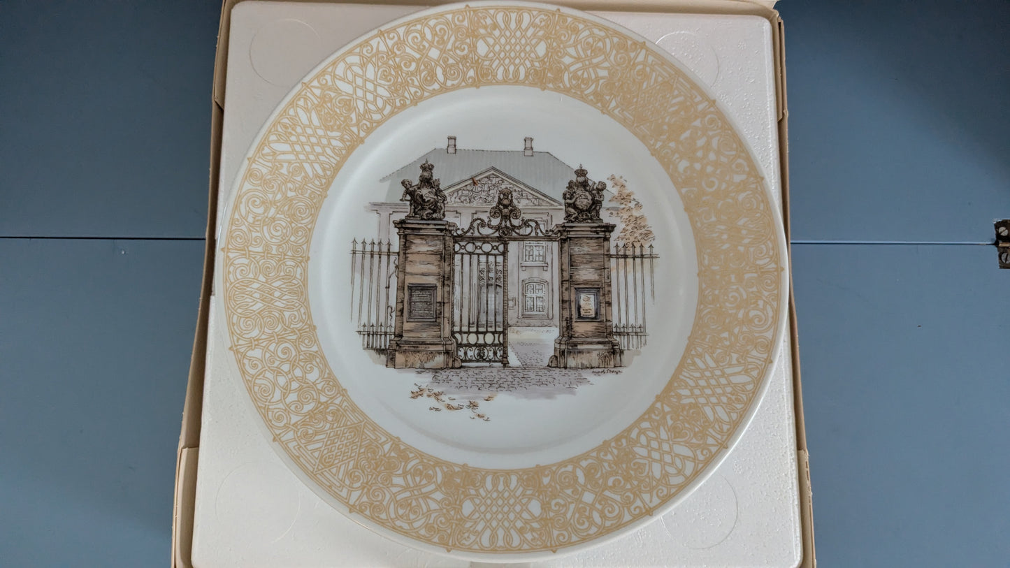 Royal Copenhagen Entinen Taideteollisuusmuseo Seinälautanen (1977, Alk. Paketissa)