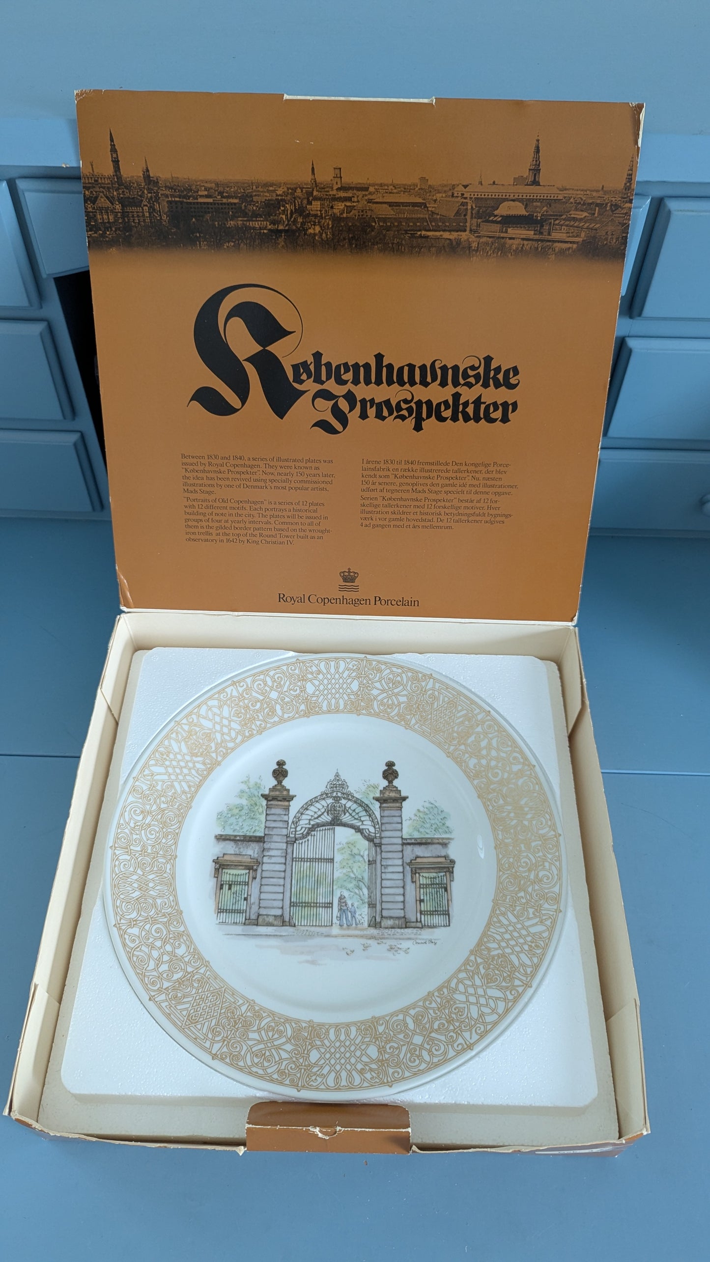 Royal Copenhagen Kuningattaren Portti Seinälautanen (1977, Alk. Paketissa)