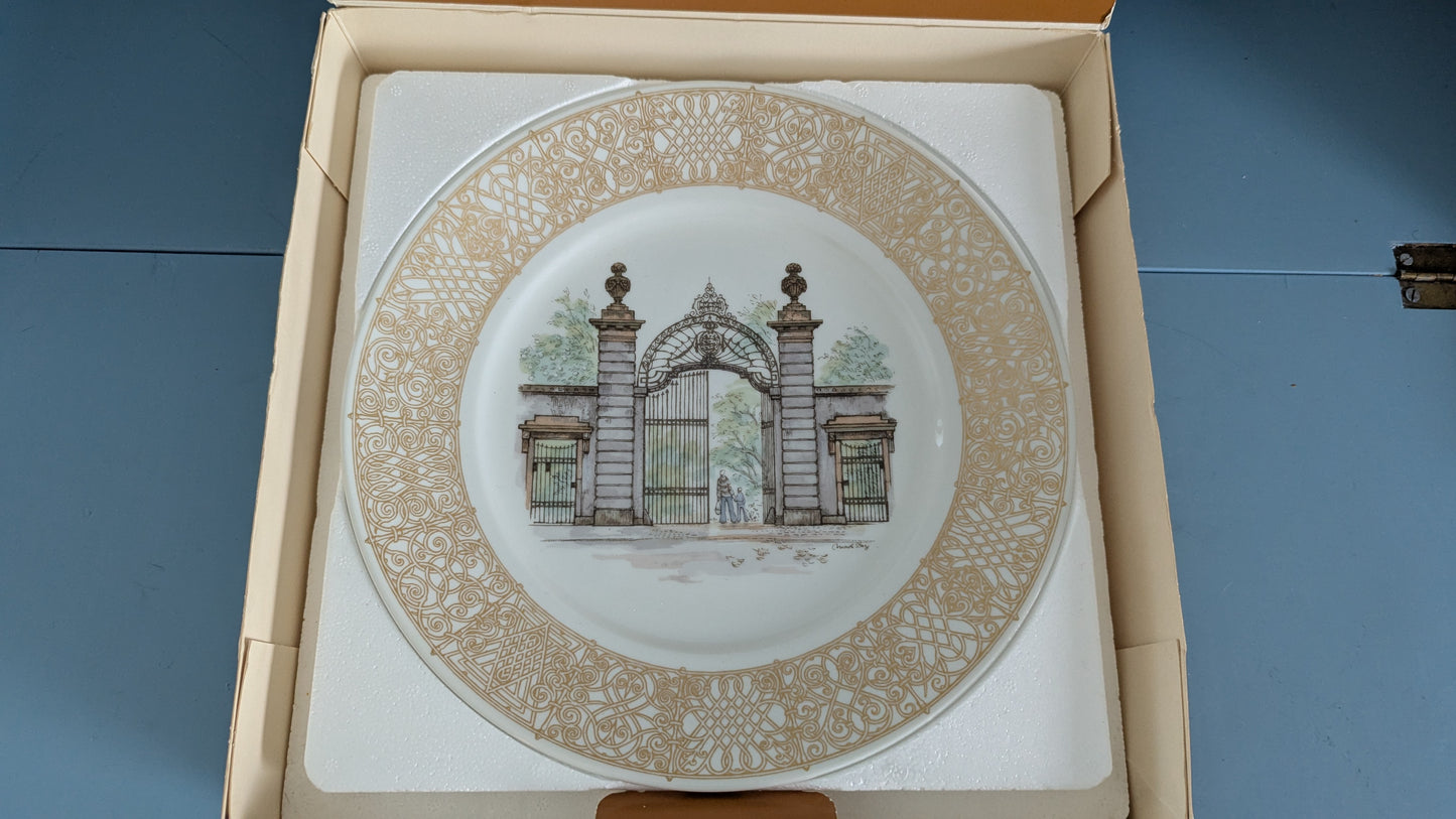 Royal Copenhagen Kuningattaren Portti Seinälautanen (1977, Alk. Paketissa)