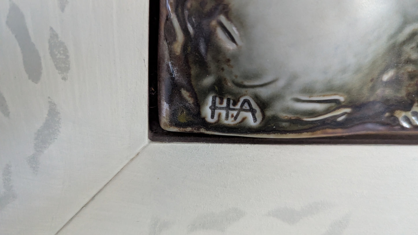 Pentik Pupu Reliefi / Seinätaulu (ISO, Signeerattu, Henrik Allert)