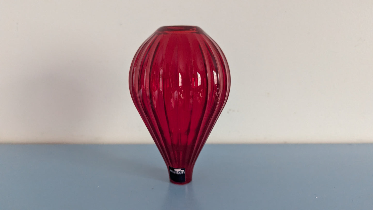 Leonardo - Rubiininpunainen Maljakko (Tarra Paikalla)