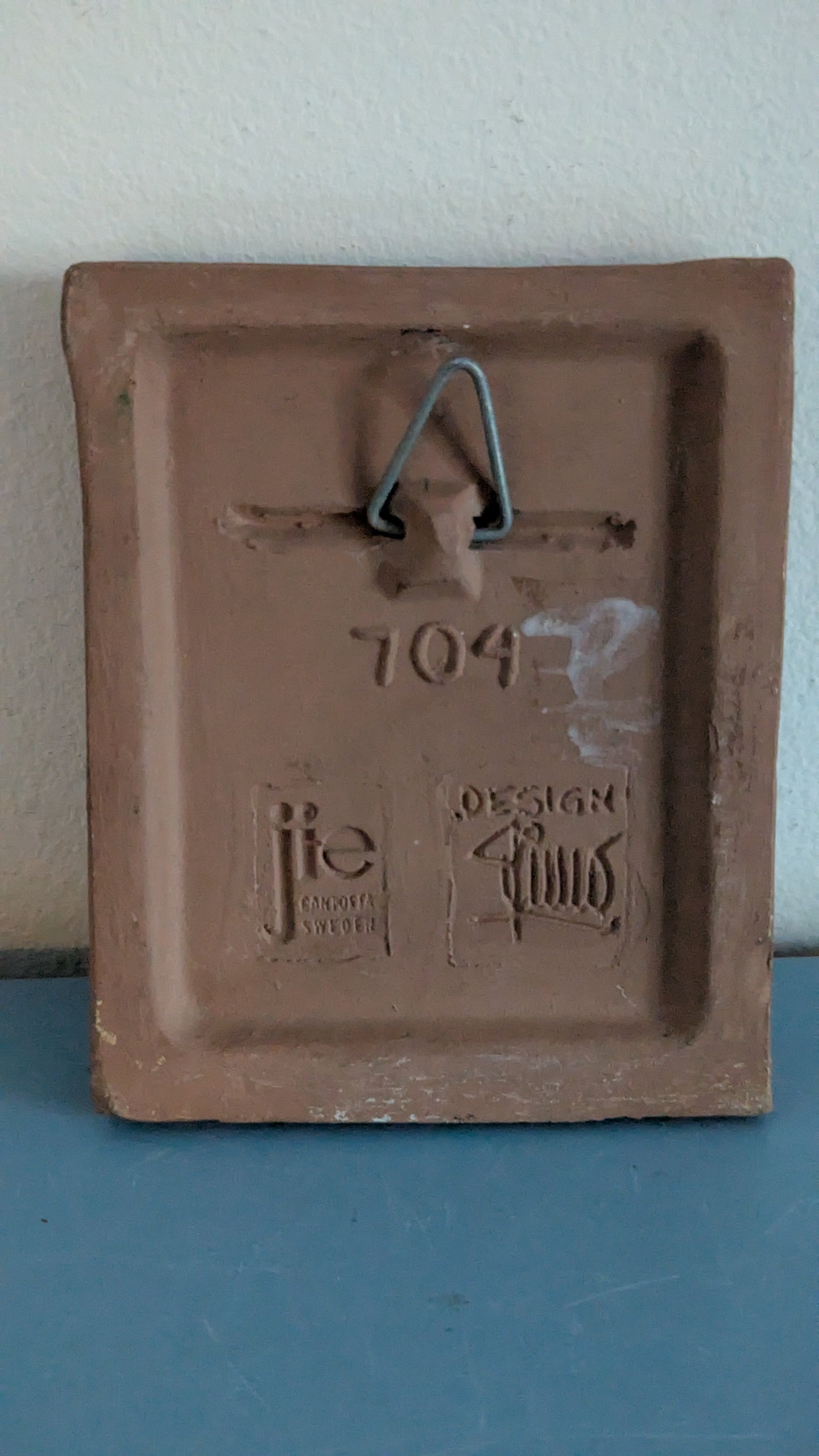 Jie Gantofta - 704 Seinälaatta (Signeerattu, Aimo Nietosvuori)