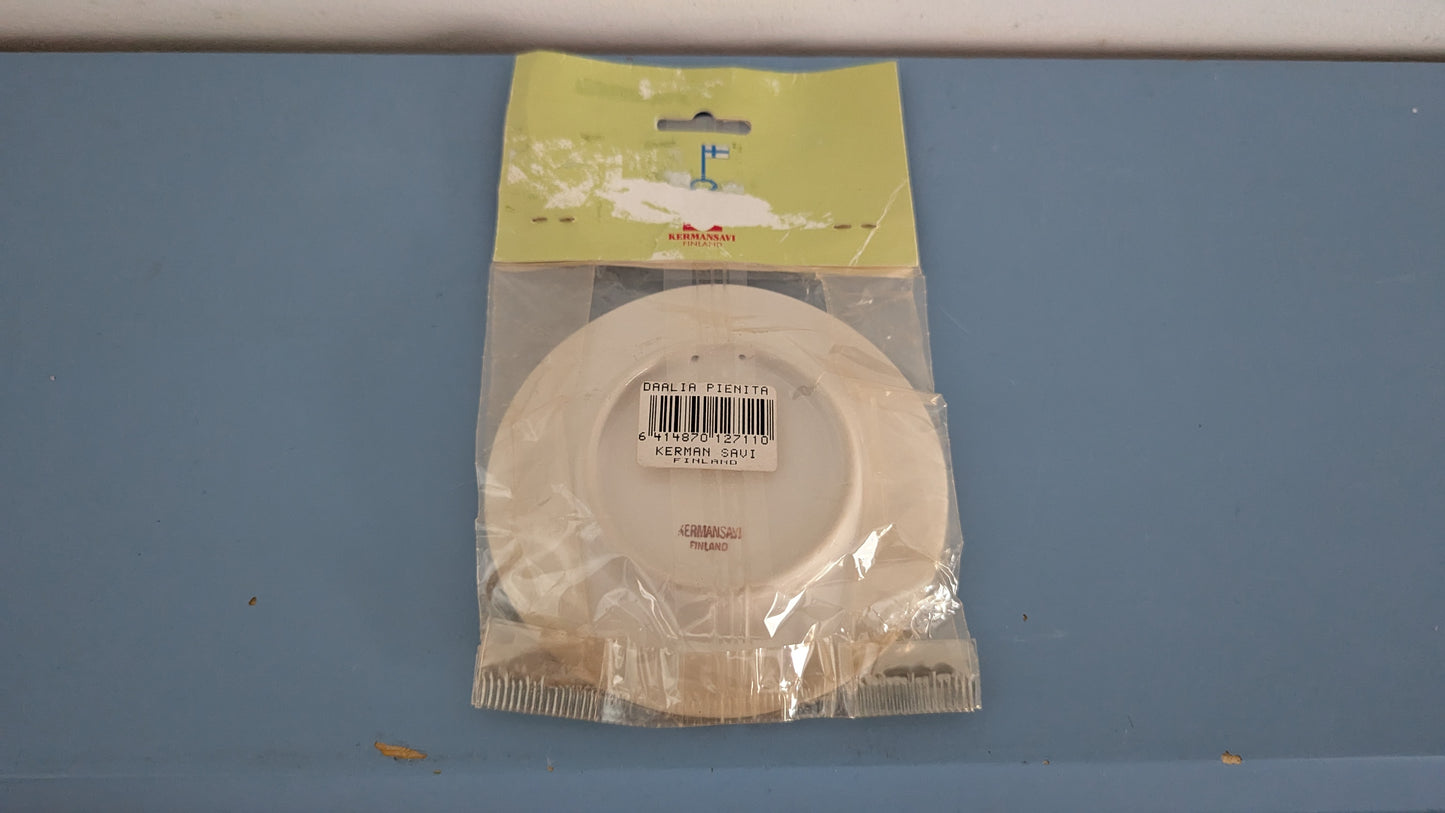 Kermansavi Mummon Kukkapenkki - Daalia Seinälautanen (Avaamaton Paketti)