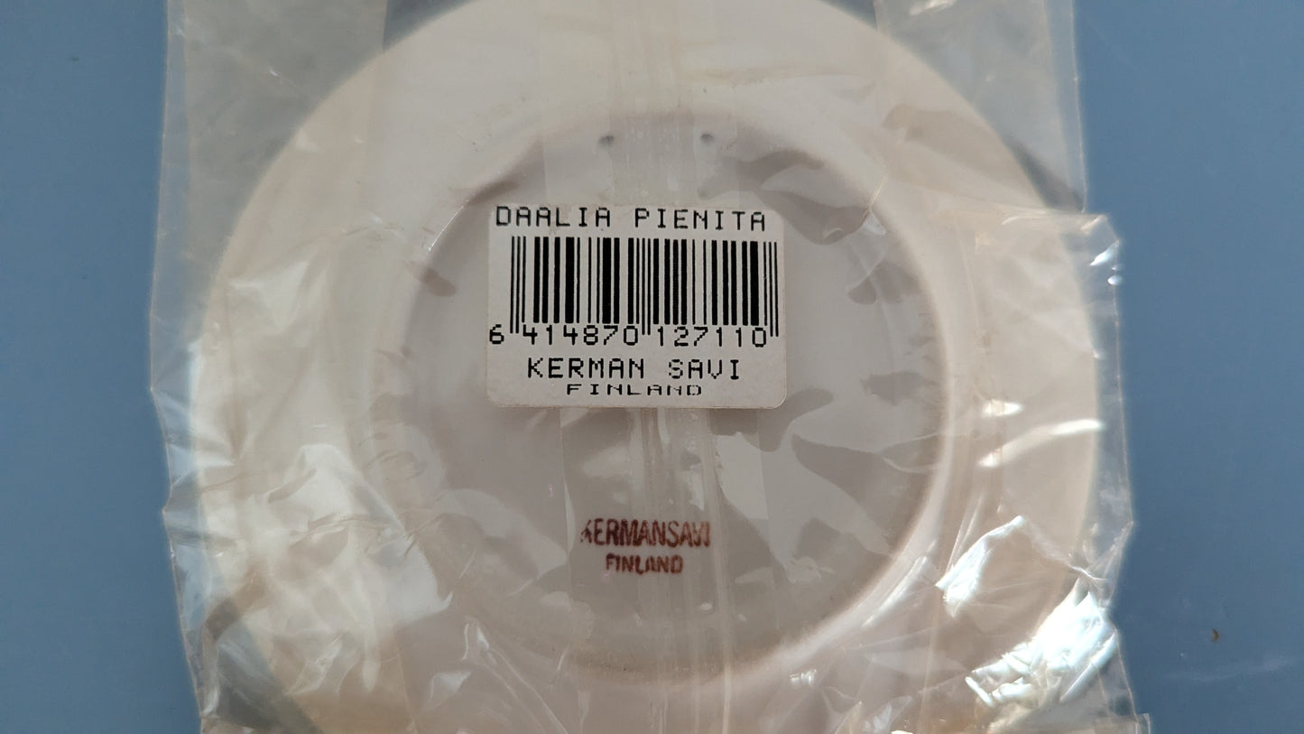 Kermansavi Mummon Kukkapenkki - Daalia Seinälautanen (Avaamaton Paketti)