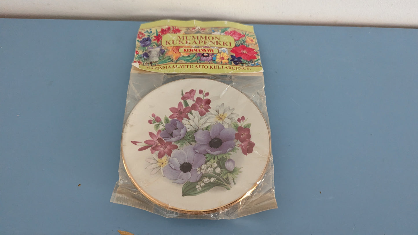 Kermansavi Mummon Kukkapenkki - Vuokot Seinälautanen (Avaamaton Paketti)