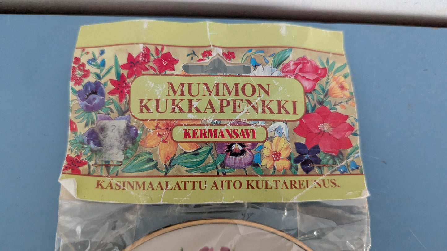 Kermansavi Mummon Kukkapenkki - Vuokot Seinälautanen (Avaamaton Paketti)