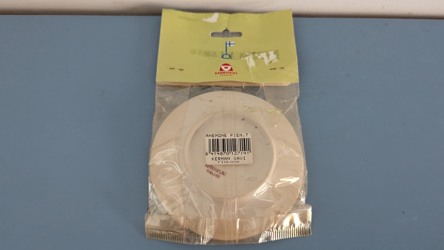 Kermansavi Mummon Kukkapenkki - Vuokot Seinälautanen (Avaamaton Paketti)